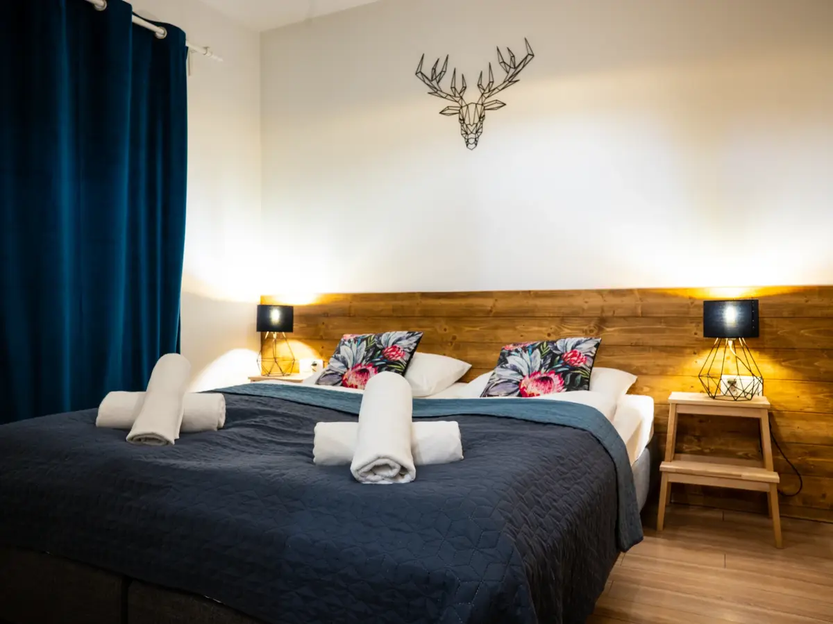 Sypialnia z dekoracją jelenia