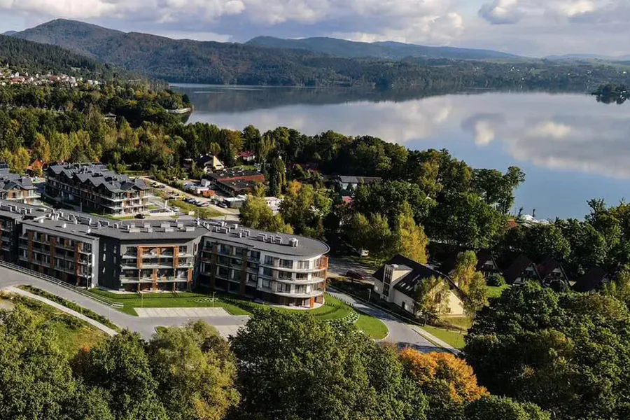 Widok na apartamenty i Jezioro Żywieckie