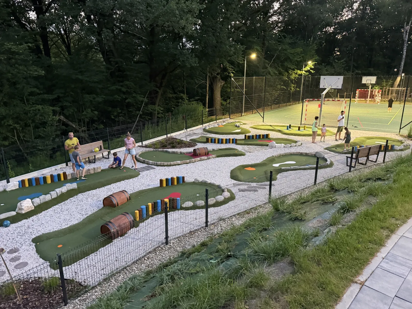 Minigolf i boisko wielofunkcyjne