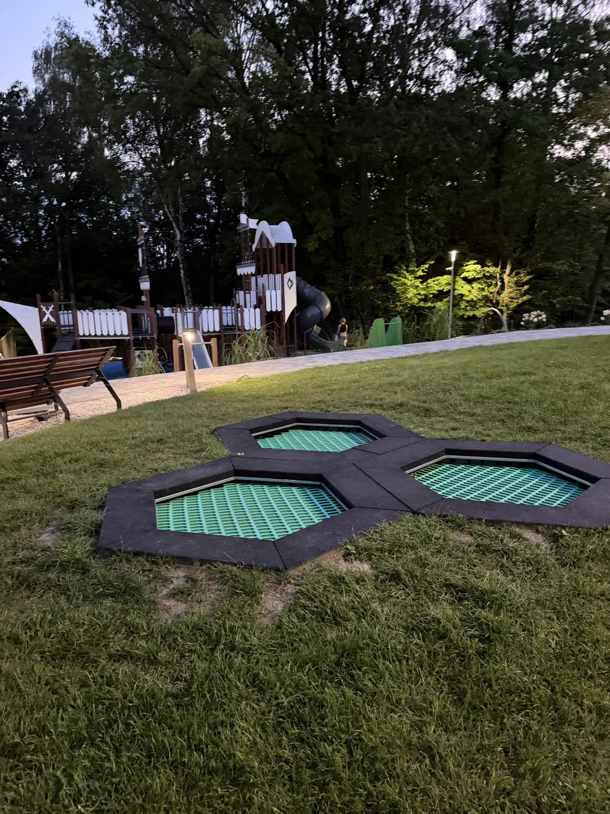 Trampoliny i plac zabaw