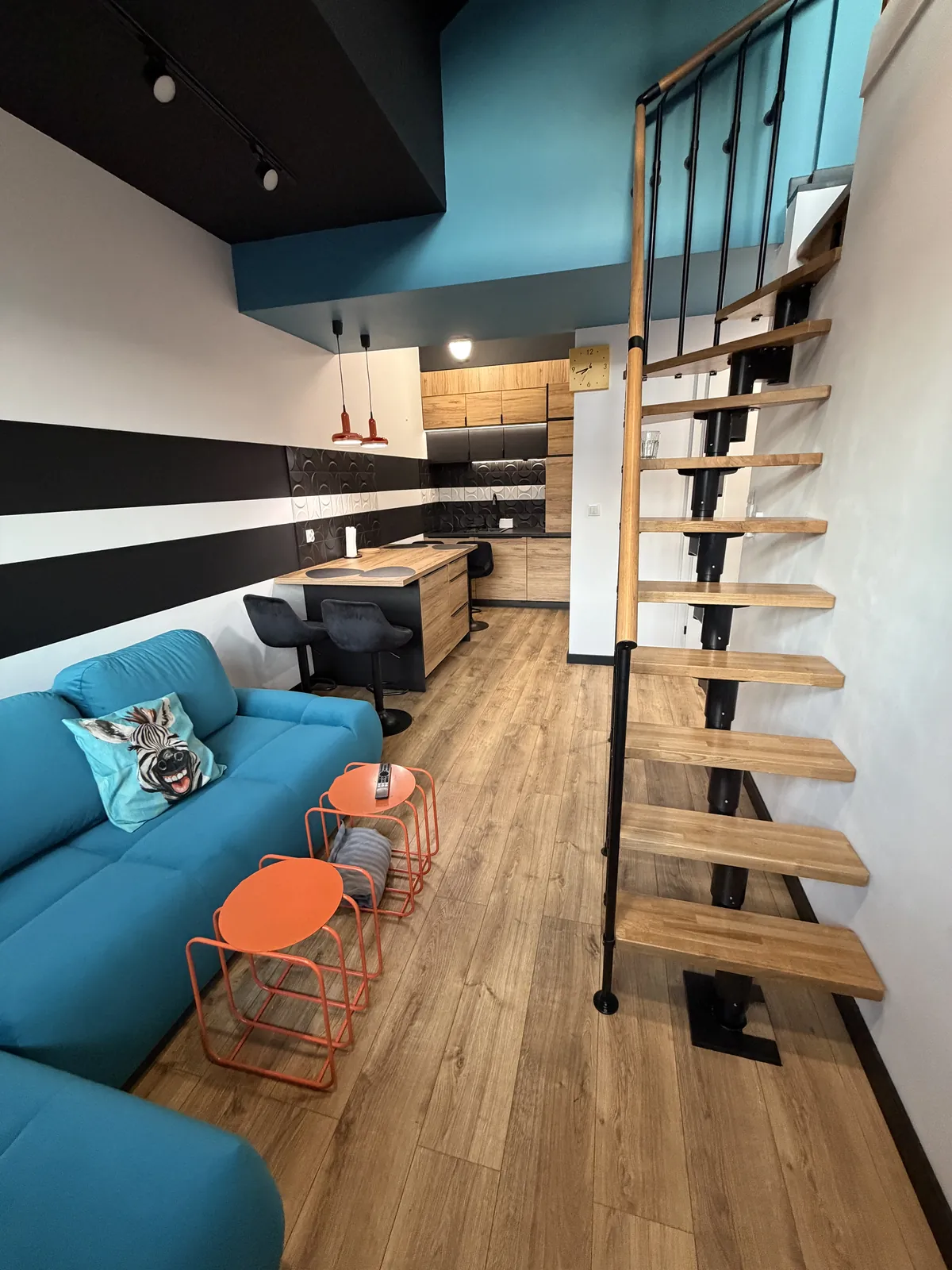 Salon z antresolą — apartament Szczyt Spokoju