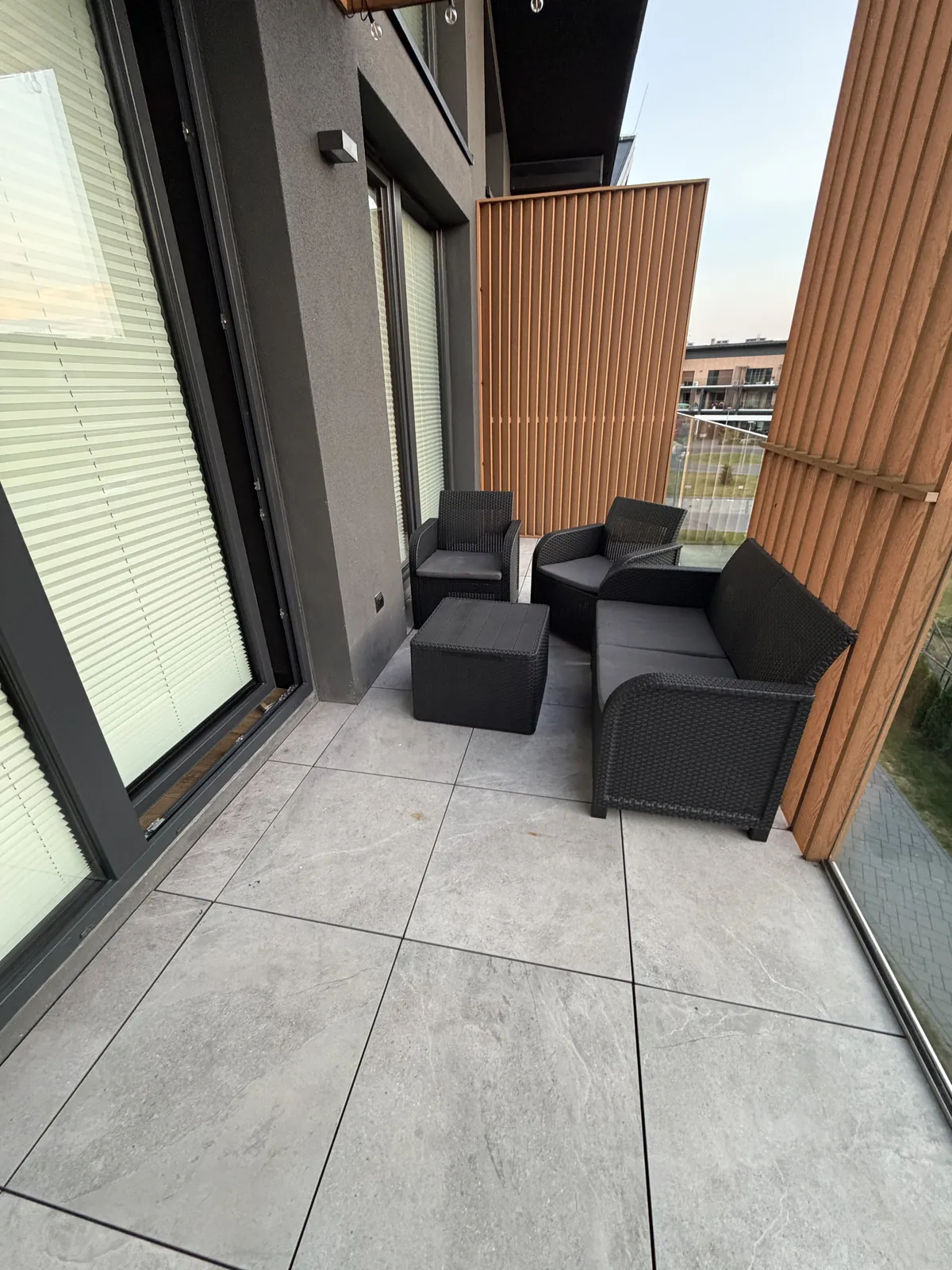 Balkon z wygodnymi fotelami